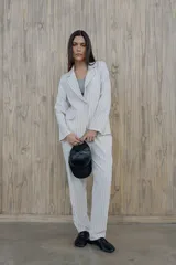Pantalón de vestir de corte recto y tiro medio con diseño de raya diplomática. Confeccionado en tela liviana con caída fluida.