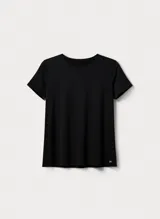Camiseta deportiva de manga corta en color negro, con cuello redondo y paneles laterales con microperforaciones para mayor ventilación. Presenta un pequeño logo estampado en el ruedo inferior.