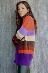 Saco de punto abierto con diseño de rayas horizontales multicolores en tonos naranja, violeta, beige y marrón. Presenta un corte holgado y mangas largas.