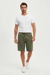 Short cargo de algodón color verde militar, con cordón ajustable en la cintura y bolsillos laterales tipo parche.