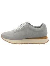 Zapatillas de cuero nobuk en color gris con cordones y suela de plataforma con detalle de crepe y suela dentada.