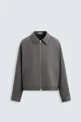 Sobrecamisa regular fit color gris oscuro, confeccionada en tejido con viscosa. Presenta cuello solapa, manga larga con puño abotonado, bolsillos de vivo en la cadera y cierre frontal con cremallera.