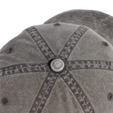 Gorra tipo baseball Adidas con acabado efecto lavado en color gris, cuenta con el logo del trébol bordado en el frente y ojales de ventilación.