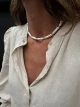 Collar tipo gargantilla compuesto por perlas de río naturales en formato tubular, con acabado orgánico y brillo suave.