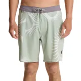 Short de baño color verde con estampado de soles blancos.