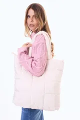 Bolso tipo tote acolchado con diseño matelaseado de cuadros, con asas superiores y cierre principal.