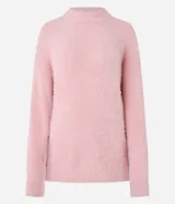 Suéter de punto color crema con cuello redondo y mangas largas ajustadas. Modelo slim alargado con efecto de pelitos.