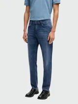 Pantalón de jean de hombre, marca BOSS, modelo C-Re. Maine, de corte recto y color azul oscuro.