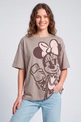 Remera de manga corta color gris topo con diseño oversize, cuello redondo y estampado grande de Minnie Mouse tomándose una selfie en tonos marrón oscuro y rosado.