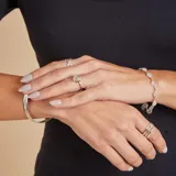 Brazalete tipo esclava rígida de plata 925 con acabado satinado y textura lineal central. Diseño minimalista y elegante.