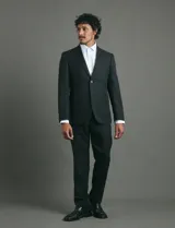 Traje de corte slim fit compuesto por saco de dos botones con silueta definida y solapas clásicas.
