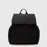 Mochila de diseño acolchado tipo puffer, color negro, con solapa frontal y logo de la marca. Cuenta con compartimentos laterales con cierre y correas ajustables.