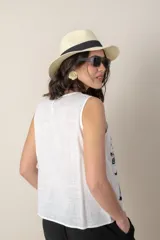 Sombrero de ala ancha color negro, con cinta negra alrededor de la copa.