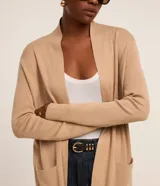 Cardigan alargado de punto marca Cortelle, color marrón, abierto al frente, de manga larga y con bolsillos aplicados.