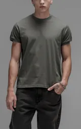 Remera de calce slim fit, confeccionada en jersey de algodón, con cuello redondo y mangas cortas con terminación en rib.