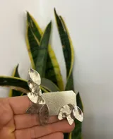 Par de aros trepadores dorados con forma de pétalos. Incluye un aro trepador para una oreja y un aro pequeño para la otra oreja. Hechos a mano en bronce o alpaca.