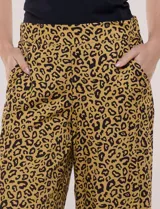 Pantalón crop fluido con estampado animal print, tiro alto y pretina elástica en la parte posterior. Cuenta con bolsillos laterales y perneras amplias y rectas.
