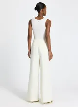 Pantalón de lino color amarillo claro, de corte recto y tiro alto.