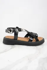 Sandalia de cuero negra con tiras combinadas en cuero liso, charol y animal print.