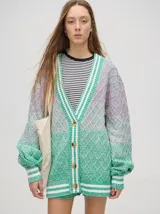 Cardigan de punto con diseño degradé en tonos tierra, patrón de rombos en relieve, cuello en V con cartera de botones y puños con rayas blancas y marrones.