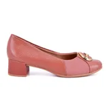 Zapato de vestir color terracota, con puntera redondeada, detalle de hebilla dorada y taco cuadrado.