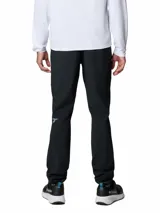 Pantalon de senderismo color negro, de corte recto y ajuste cómodo. Cuenta con bolsillos laterales y traseros con cierre, trabillas para cinturón y puños ajustables en la parte inferior.