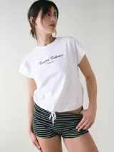 Remera para dormir de manga corta dolman, de algodón rojo con estampado frontal que dice 'Comfort Collective SINCE 2001', escote redondo y bajo ajustable con cordón.