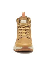Bota híbrida Caterpillar modelo Colorado Sneaker, de diseño impermeable con parte superior en cuero nobuk y ante color arena. Presenta cordones al tono, detalles en malla, tiradores en el talón y lengüeta, y una suela robusta de goma con entresuela de EVA para mayor amortiguación.