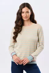 Buzo tejido a rayas de algodón, con cuello redondo y mangas largas. Las franjas combinan tonos beige, celeste y detalles en bordo.
