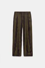 Pantalón de tiro alto con diseño fluido y estampado de cuadros en tonos oscuros. Presenta pliegues frontales, bolsillos delanteros con solapa y cierre frontal con cremallera, botón y ganchos metálicos.