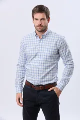 Camisa de manga larga con diseño a cuadros en tonos celeste, azul y blanco, con cuello abotonado y cierre frontal con botones.