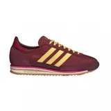 Championes adidas SL 72 OG de estilo retro, con base en color bordó, detalles en amarillo en las tres tiras laterales y cordones, y suela dentada en color caramelo.