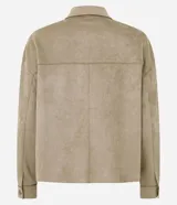 Camisa de corte regular confeccionada en gamuza sintética color beige, con cuello inglés, cierre frontal abotonado, mangas largas con puños ajustados y bolsillo tipo cargo en el pecho.
