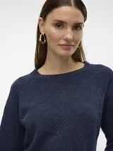 Sweater de punto con cuello redondo y mangas largas, de calce regular con puños acanalados.