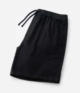 Bermuda masculina de sarga texturizada en color negro, con cintura elástica y ajuste mediante cordón. Presenta un corte regular, bolsillos laterales y un bolsillo trasero aplicado.