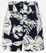 Short de corte sastrero con cintura alta y estampado tropical. Presenta cierre frontal con doble abotonadura.
