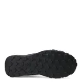 Championes urbanos Caterpillar modelo Hex Ready Low Mesh, color negro. Presentan una capellada que combina lona y gamuza, con cordones grises y logo de la marca en el lateral. Cuentan con una mediasuela de EVA liviana y suela de goma con patrón hexagonal para mayor tracción.