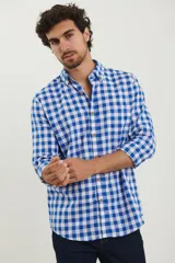 Camisa a cuadros azul y blanco, de manga larga y corte clásico.