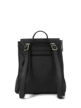 Mochila urbana Hush Puppies de diseño minimalista, confeccionada en material sintético con acabado mate. Presenta una solapa frontal con cierre magnético, dos bolsillos verticales con tiradores y el logo de la marca grabado en la parte inferior.