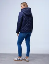 Campera capitoneada azul marino con capucha desmontable, cierre metálico central, bolsillos delanteros y avíos metálicos con logo de la marca Michael Kors.