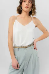 Musculosa de breteles finos con escote en V, confeccionada en tejido fluido con acabado satinado.