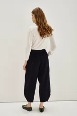 Pantalón tipo babucha de algodón, con corte holgado, cintura elástica y puños ajustados en los tobillos.