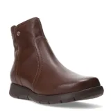 Botas de caña media confeccionadas en cuero color marrón, con diseño de puntera redonda y suela plana de goma. Presentan costuras decorativas laterales y un pequeño aplique metálico en la parte superior de la caña.