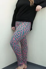 Calza larga de lycra con estampado de animal print en tonos rosa y celeste.