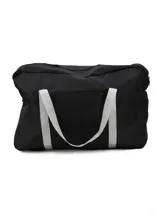 Bolso de viaje tipo duffle color negro, confeccionado en material sintético ligero. Presenta correas de hombro en color gris claro que recorren el cuerpo del bolso, un bolsillo frontal con cierre y una etiqueta decorativa circular en la parte inferior.