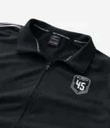 Saco deportivo Get Over de cuello alto con cierre frontal por cremallera. Presenta diseño en color bordó con rayas laterales contrastantes en los hombros y mangas, puños y bajo con acabado en rib, y estampa localizada en el pecho.