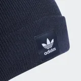 Gorro de lana Adidas azul marino con logo del trifolio bordado en blanco.