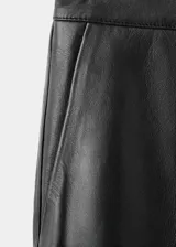 Pantalón de tiro medio confeccionado en 100% piel de ovino, con diseño largo de estilo flare y forro interior.