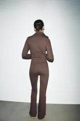 Pantalón de tiro alto color marrón, con cintura elástica y bajo acampanado (flare).