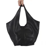 Bolso plateado tipo boho realizado en napa softy texturada, con asa doble reforzada para llevar al hombro y bolsillo interior.